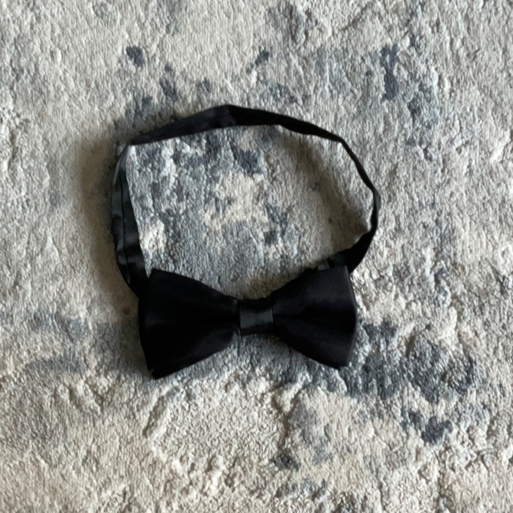 BLACK BOW TIE